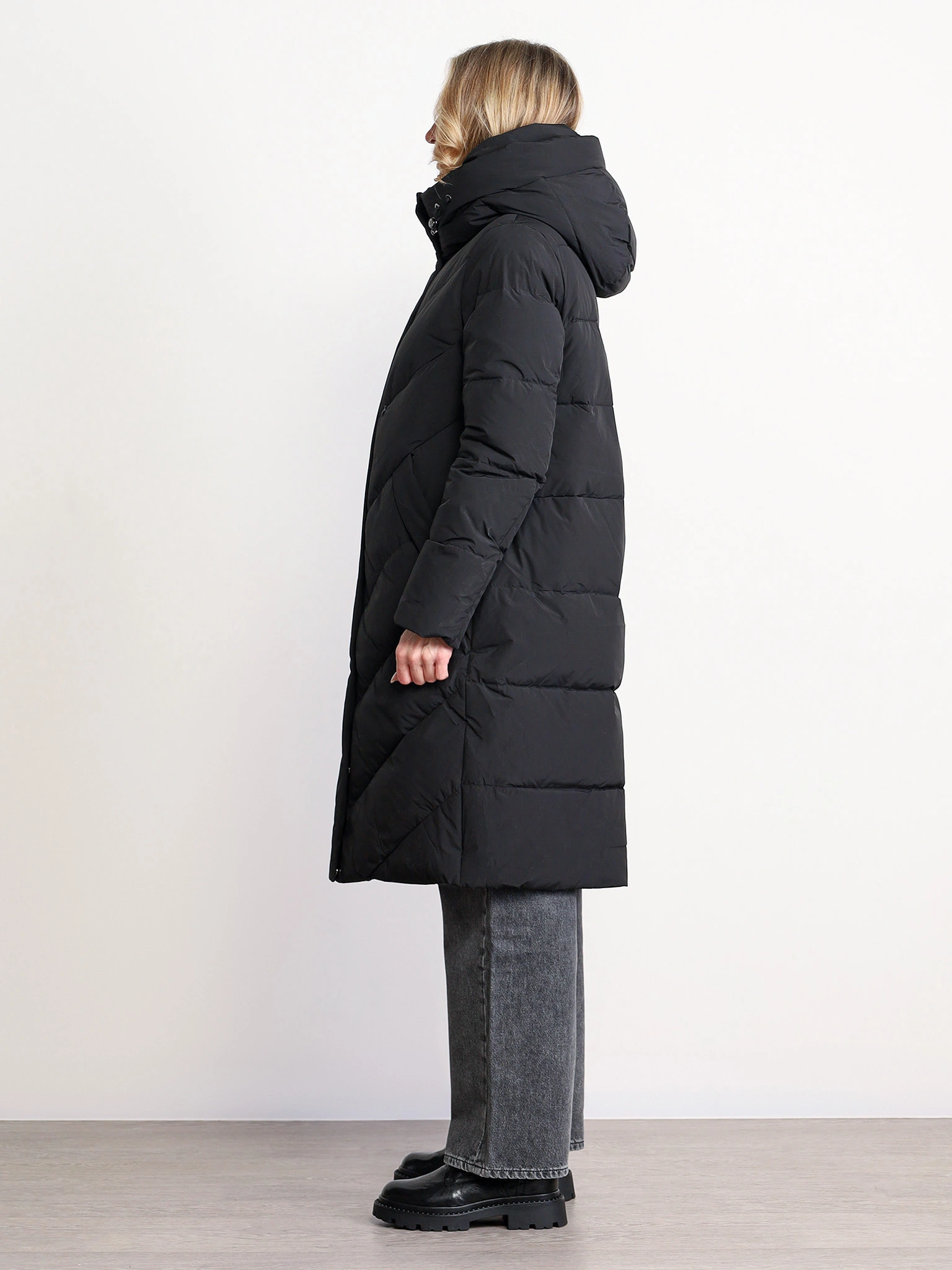 Пуховик черного цвета с двойным капюшоном